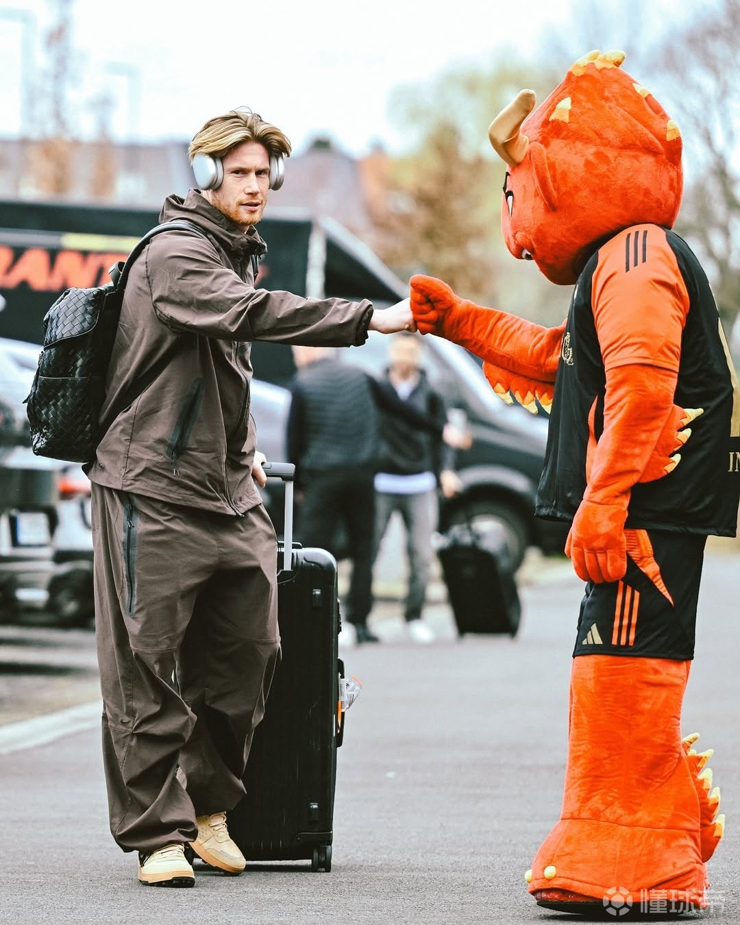 九游官网-MAD引发争议！，德布劳内官方宣布重返赛场新规赛场气氛高涨(德布劳内进球集锦)