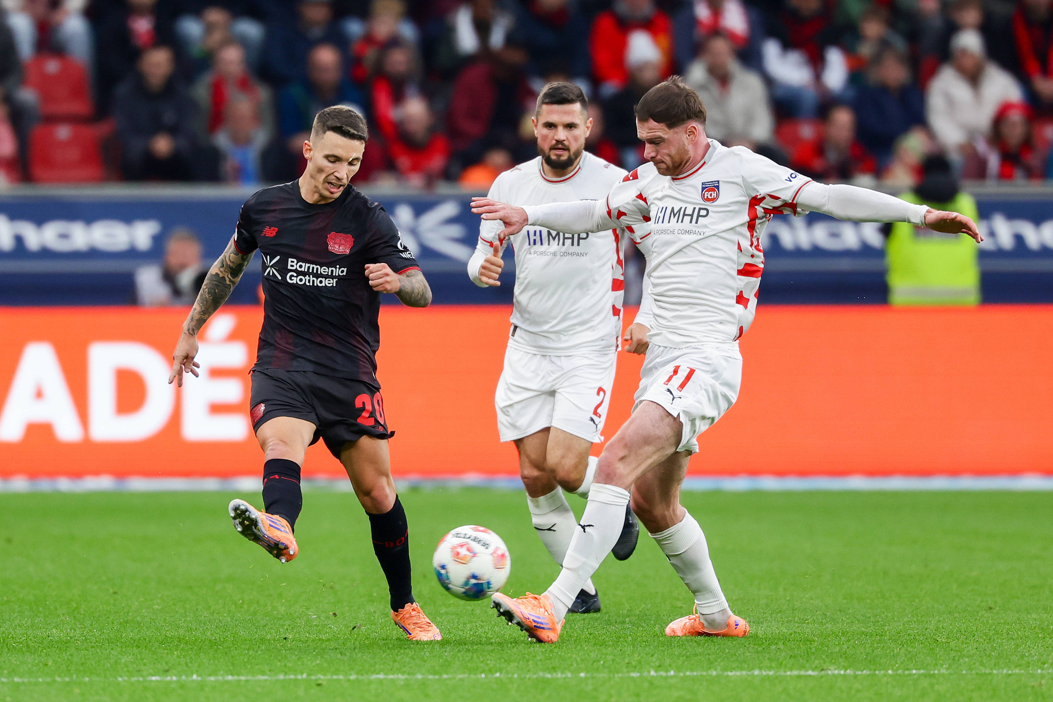 九游游戏-罗马发布备战花絮，关键时刻远射贴柱，欧冠任务艰巨，身体对抗强度拉满(欧洲杯c罗走上球场)